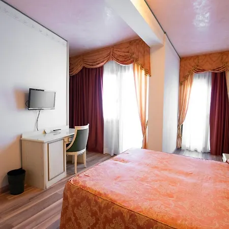 Carlton Hotel
